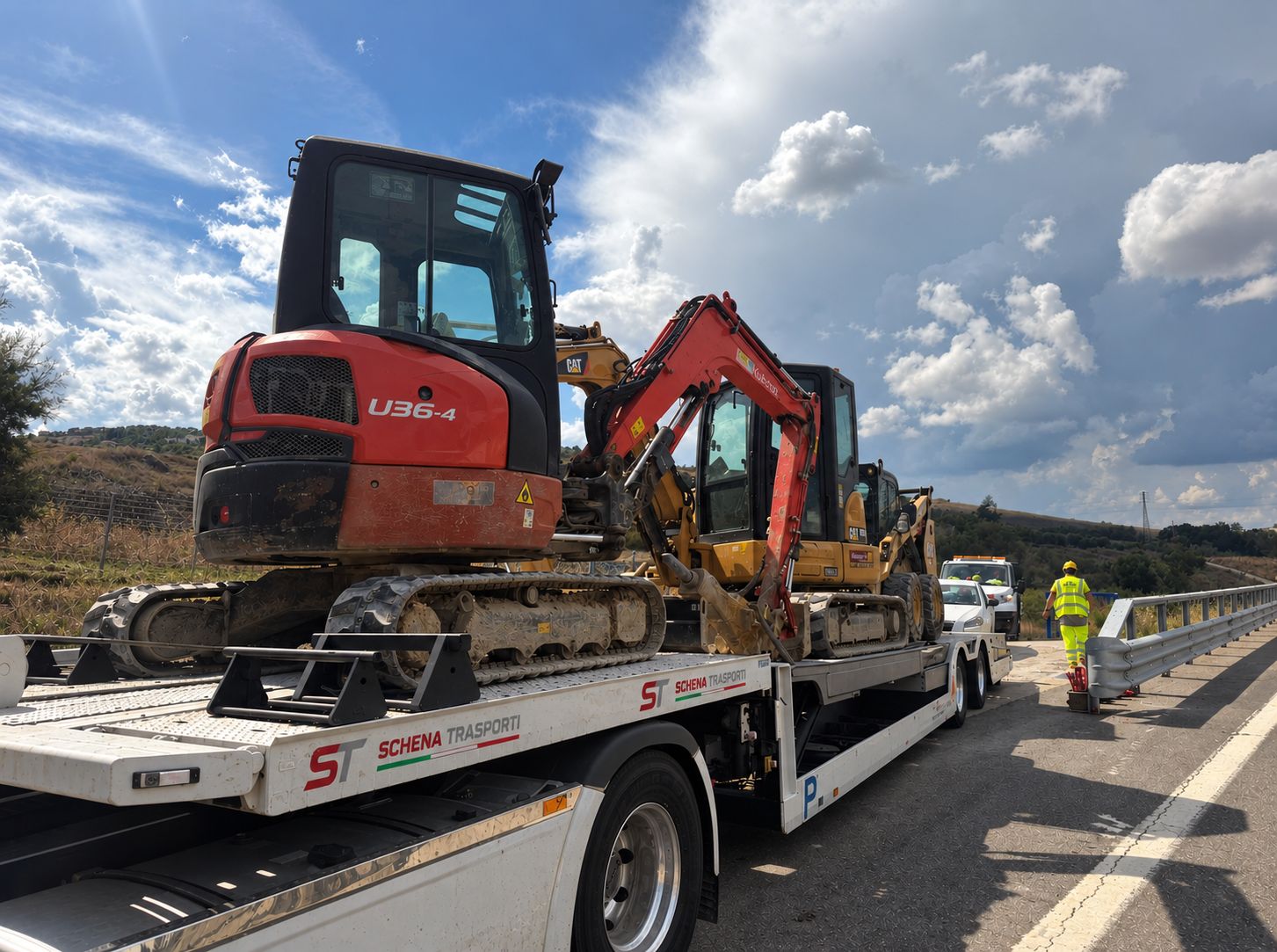 Trasporto di due escavatori su carrellone Schena Trasporti in autostrada