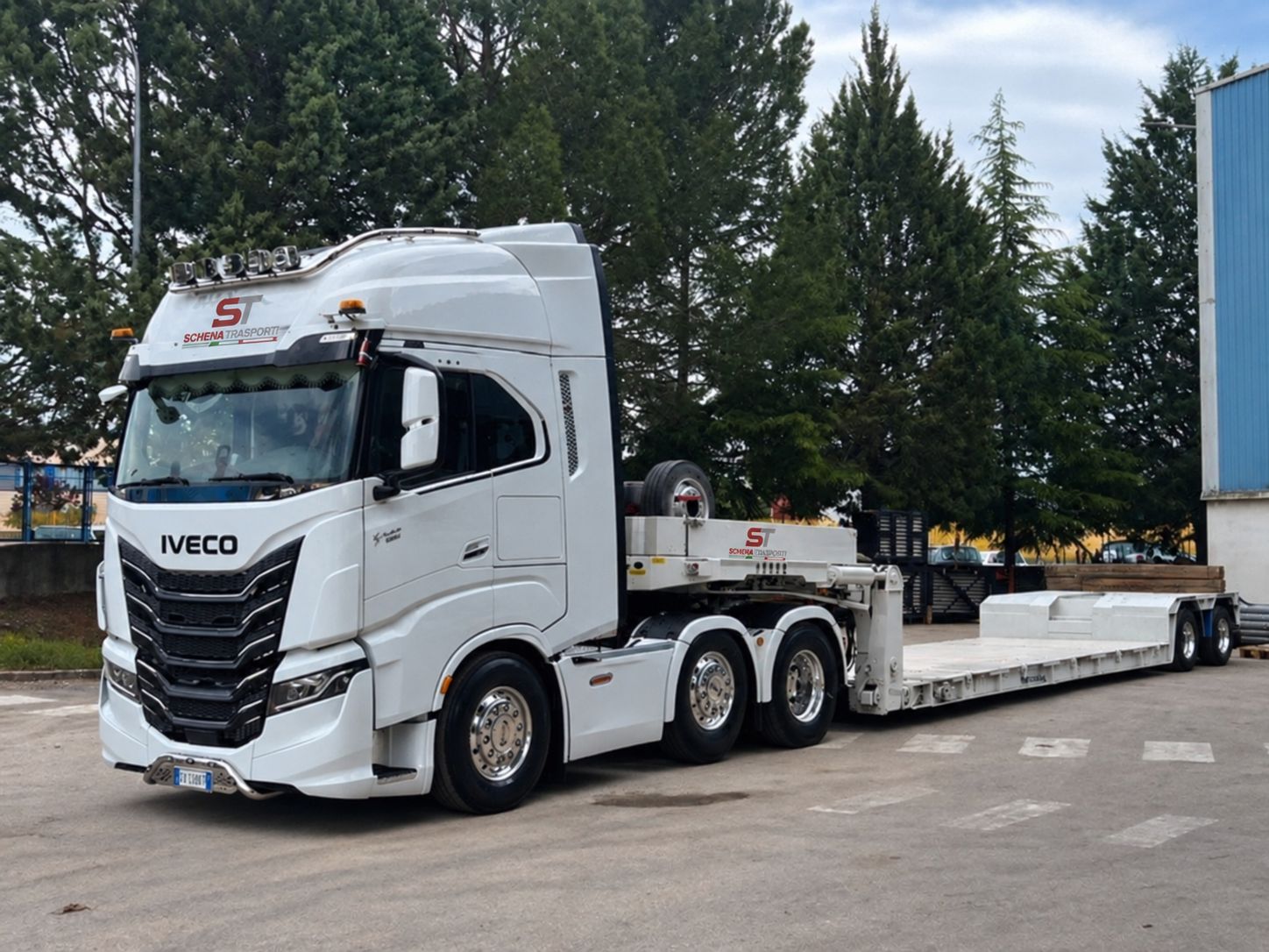Camion Iveco Schena Trasporti con carrellone ribassato
