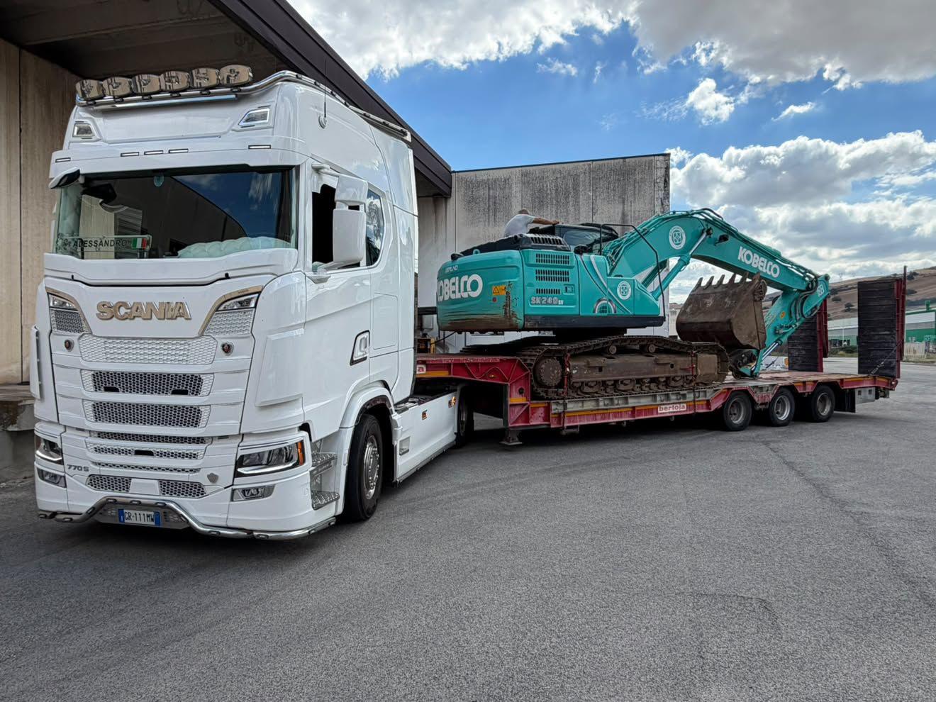 Scania Schena Trasporti con escavatore Kobelco su carrellone